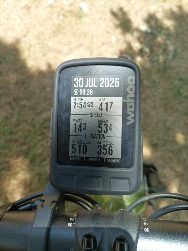 A Wahoo GPS fixed to handlebar, displaying 30's july ride - 2h54 long, almoset 42k and 510m EG